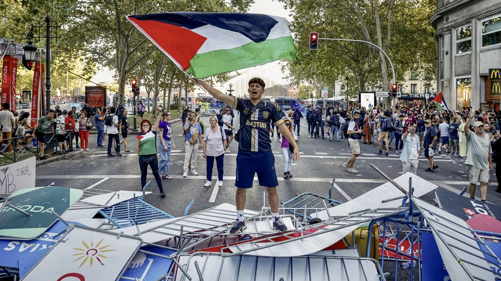 Cyclisme : la Vuelta s’achève dans le chaos à Madrid