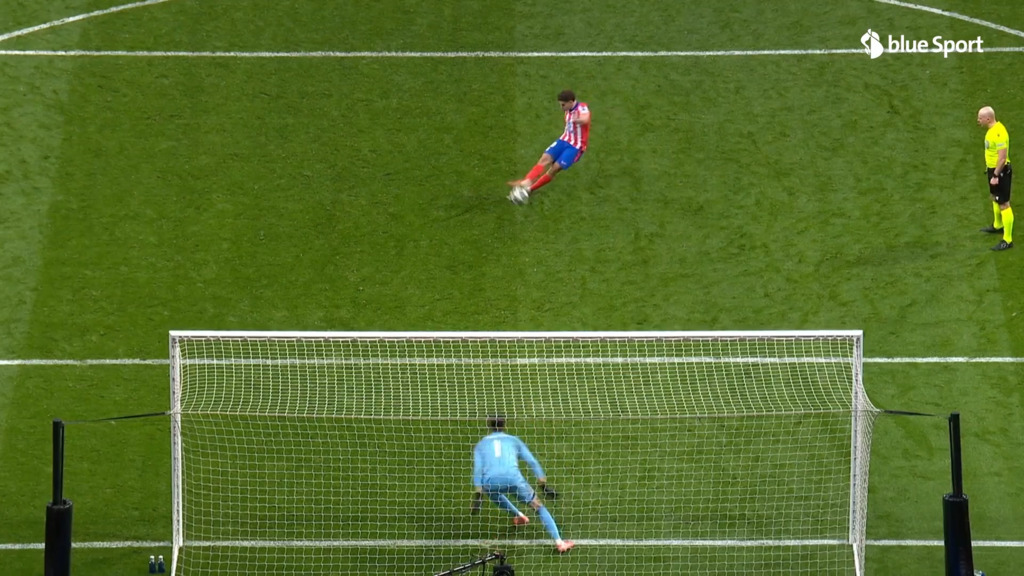 Schiri-Experte Erlachner erklärt: Deshalb wurde der Elfmeter von Alvarez annulliert