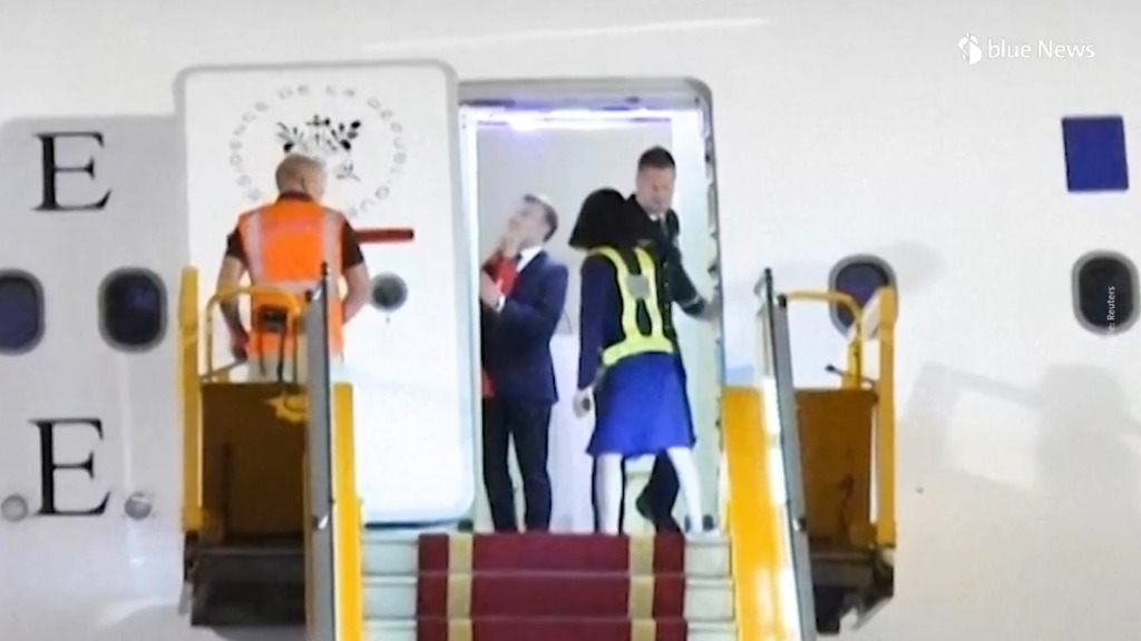 Macron kassiert schallende Ohrfeige von seiner Frau - Video geht viral