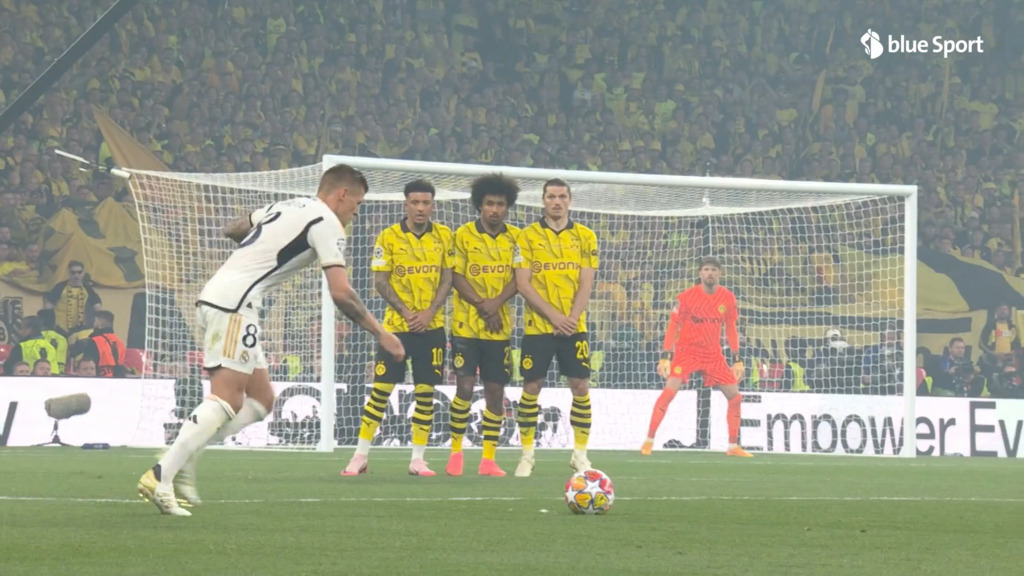 Kobel entschärft den Freistoss von Toni Kroos
