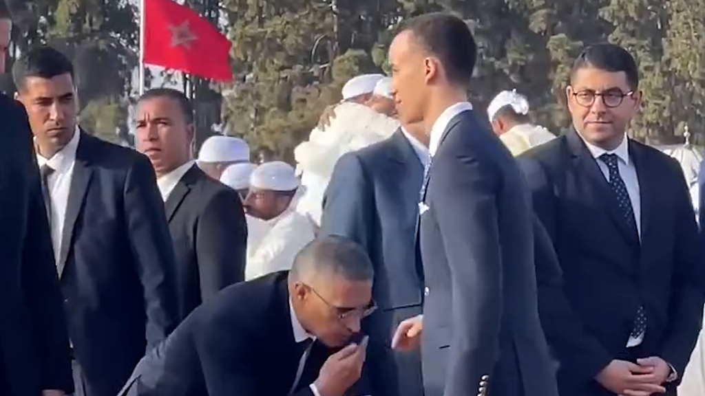 Kronprinz verweigert traditionelle Geste: Niemand schafft es, seine Hand zu küssen