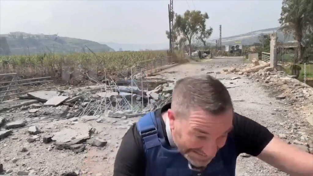 Hier entgeht ein Reporter nur ganz knapp dem Tod