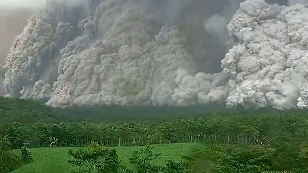 Nach Ascheregen und Glutlawinen: Vulkan Semeru bleibt unberechenbar