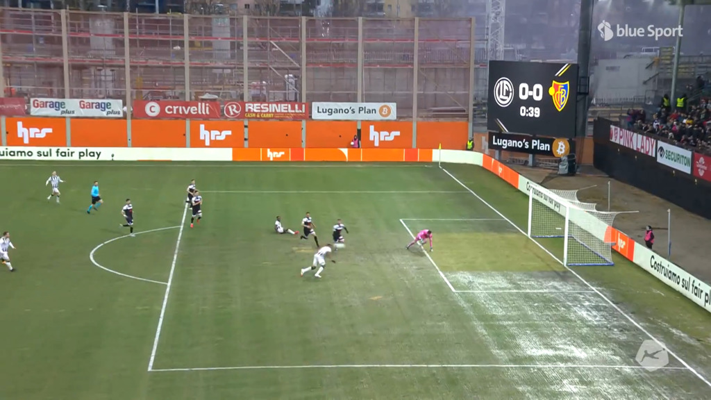 1. Minute: Kevin Carlos scheitert am Pfosten