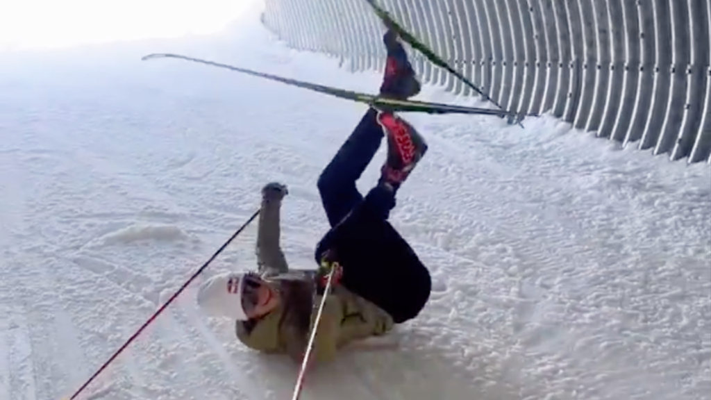 Marco Odermatt perde l'equilibrio