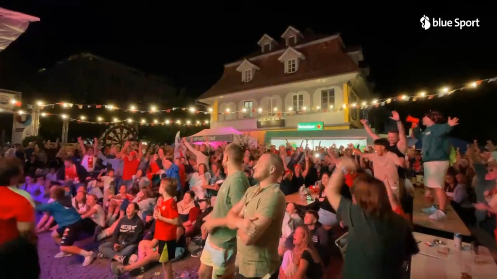 Grosser Jubel: So freuen sich die Nati-Fans in Thun über die Viertelfinal-Quali