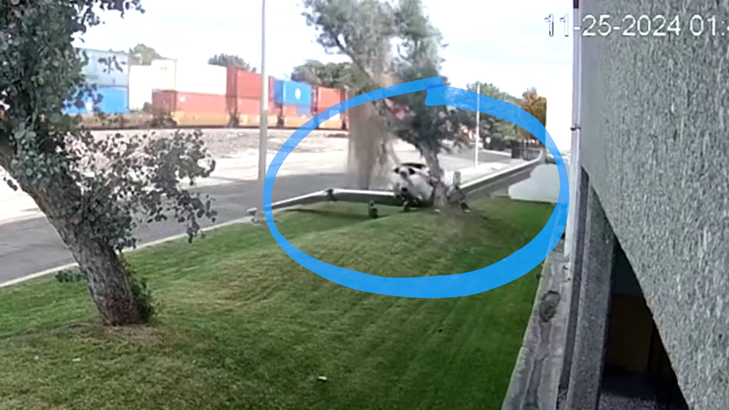 Unsanfte Landung: Kleinflugzeug stürzt ab und löst Wasserfontäne aus