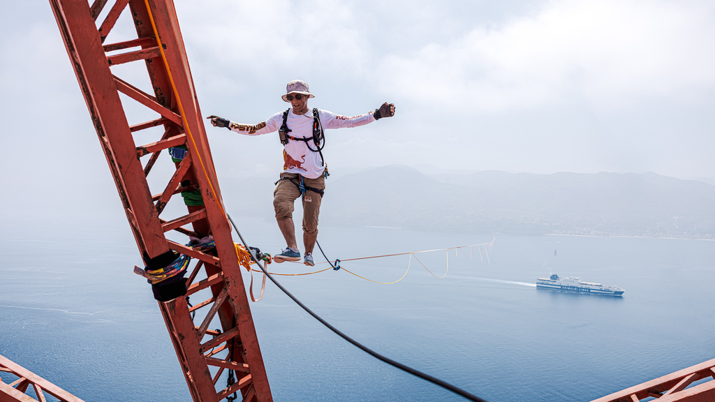 Zitterpartie in 250 Metern Höhe: Extremsportler überquert Meerenge von Messina auf Slackline