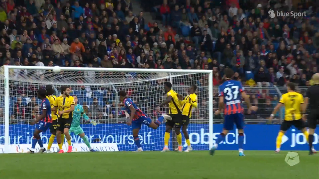 Carlos köpft nach Shaqiri-Ecke an die Latte