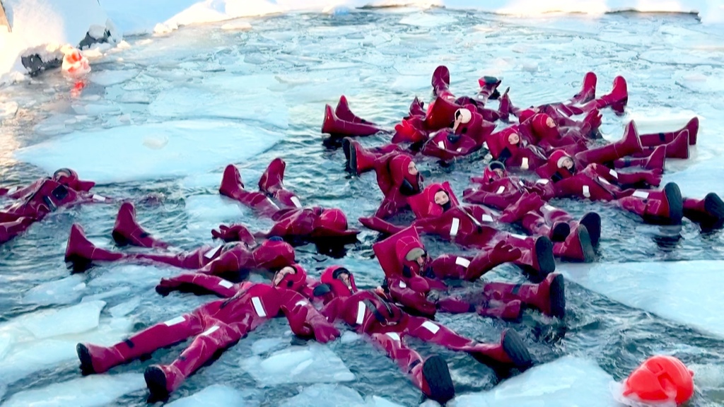 Ice-Floating erobert Moskau: So treibst du fast schwerelos im eisigen Wasser