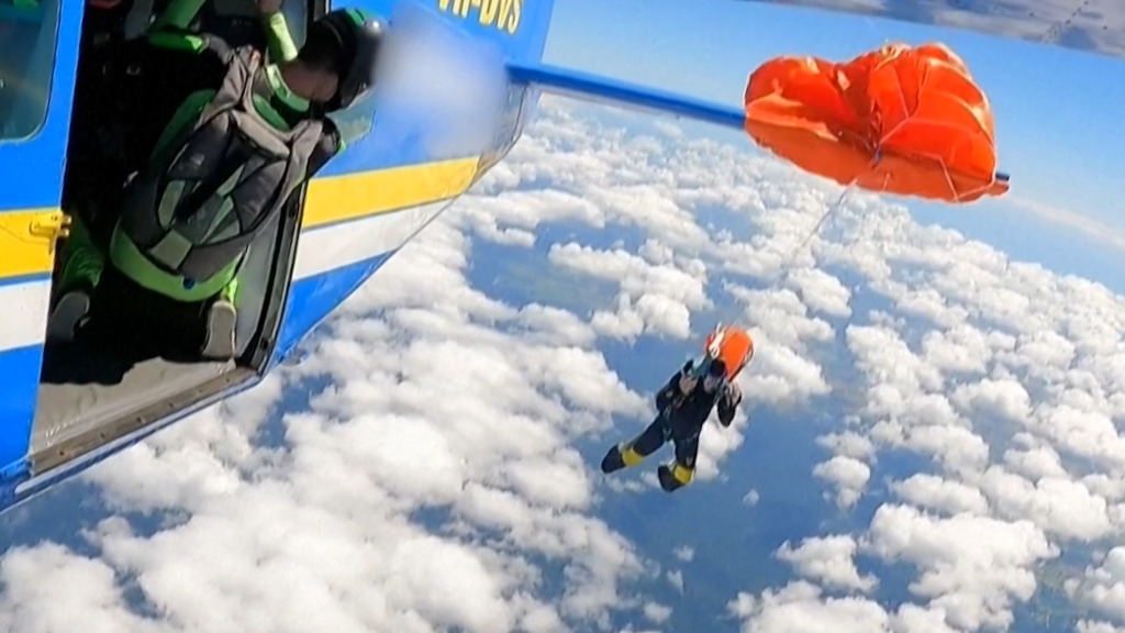 Drama in 4500 Metern – Höhe Fallschirmspringer schneidet sich vom Flugzeug frei