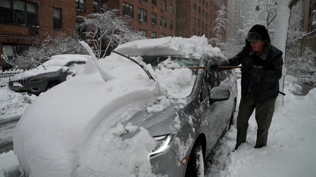 Chaos nach Wintersturm in New York: Schneeballschlacht mit der Polizei und Autos begraben