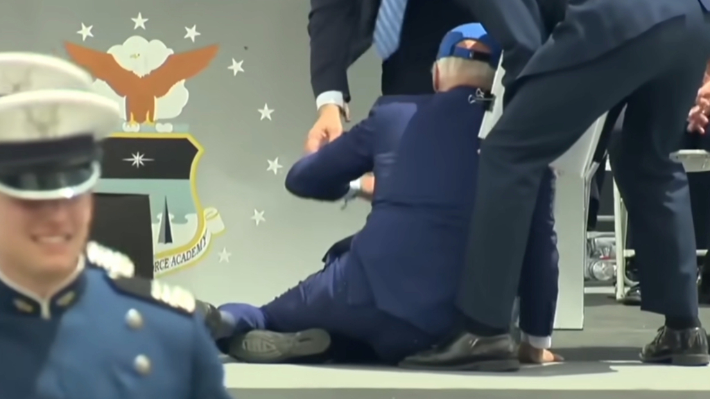 Joe Biden stürzt auf Bühne bei Absolventenfeier