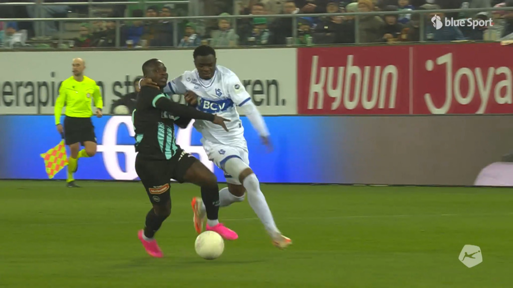 57. Minute: Senaya zieht die Notbremse und fliegt vom Platz