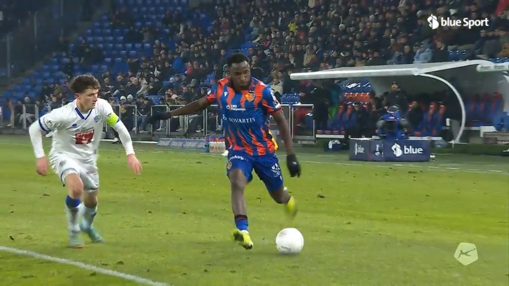 36. Minute: Otele schlenzt das Leder an den Pfosten