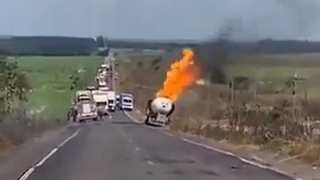 Tanklaster explodiert: Druckwelle verletzt Gaffer