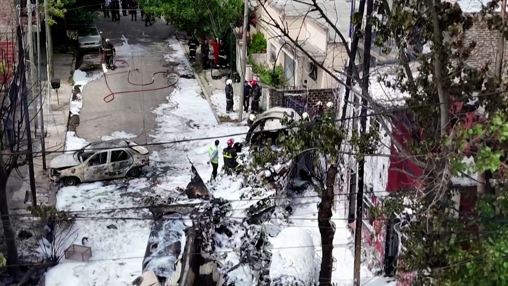 Zwei Tote: Privatjet rast nach der Landung in Wohnhaus