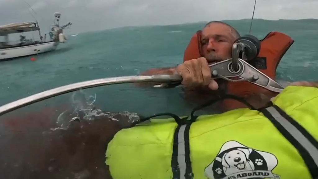 Gefangen im Hurrikan: Mann und Hund kämpfen auf hoher See ums Überleben