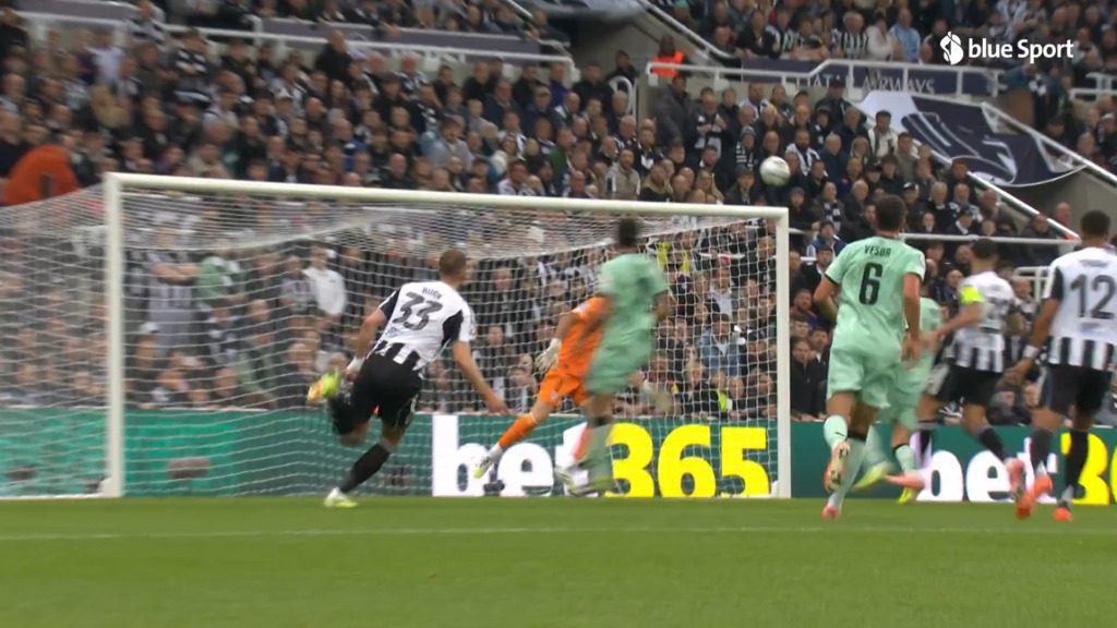 Dan Burn trifft herrlich per Kopf