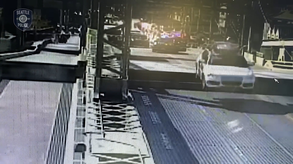 Eine Verfolgungsjagd gerät ausser Kontrolle: Fahrer springt über geöffnete Brücke