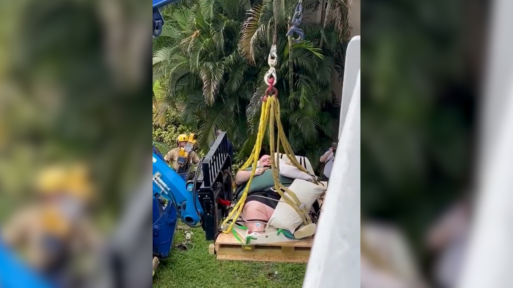 Video zeigt Spektakel-Rettung: Feuerwehr holt 272-Kilo-Mann mit Kran aus dem zweiten Stock