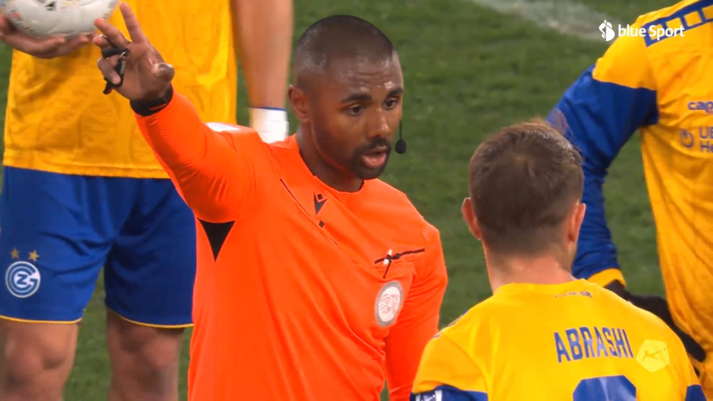22. Minute: GC-Captain Abrashi fliegt mit Rot vom Platz