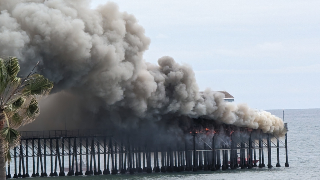 Oceanside Pier brennt: Gewaltige Rauchwolke füllt den Himmel