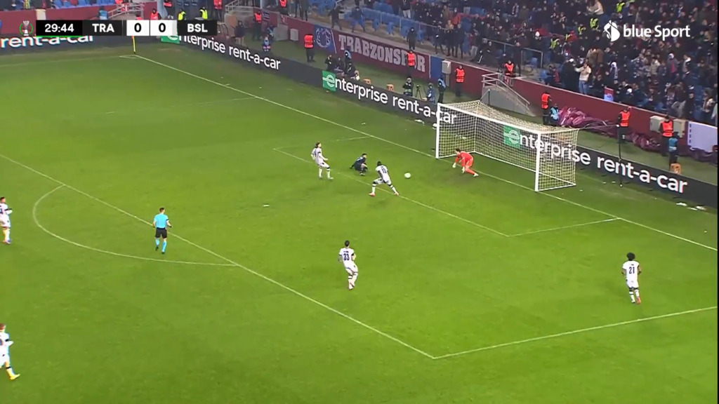 30. Minute: Hitz klärt gegen Trézéguet