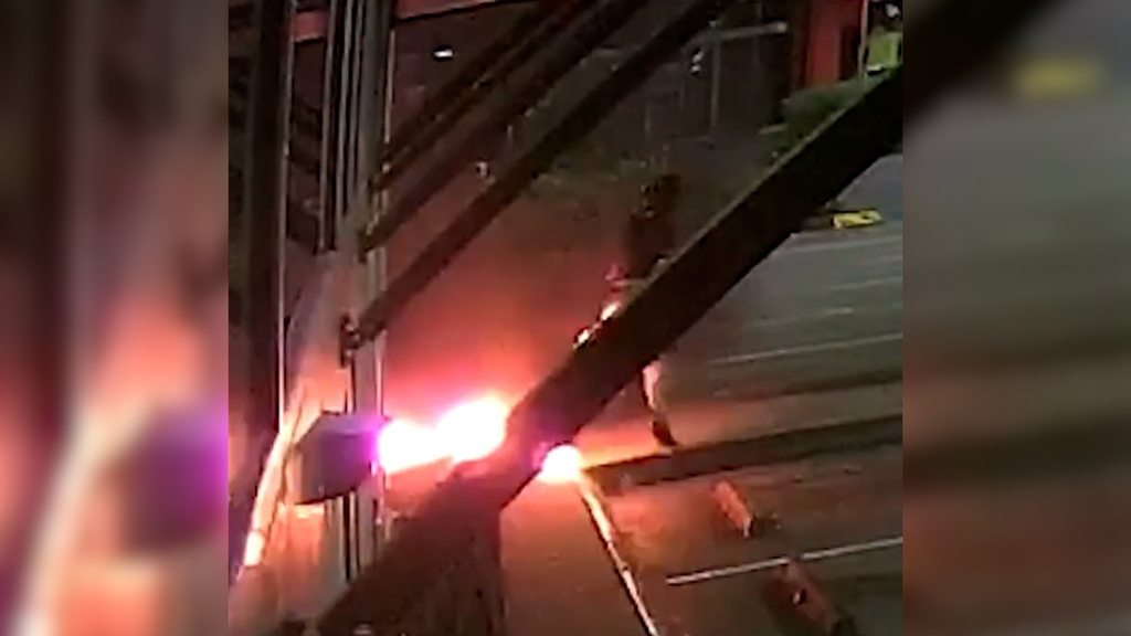 Brenzlige Flucht: Dieb bricht ein und fängt Feuer