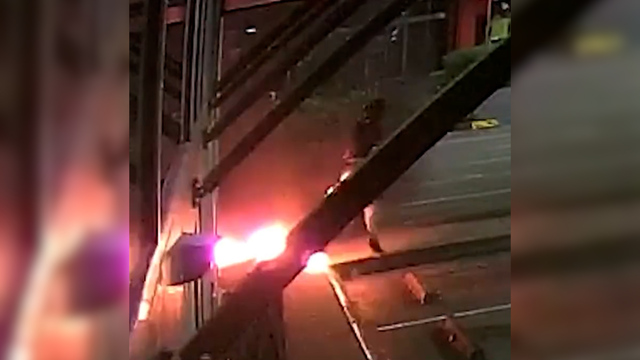 Brenzlige Flucht: Dieb bricht ein und fängt Feuer