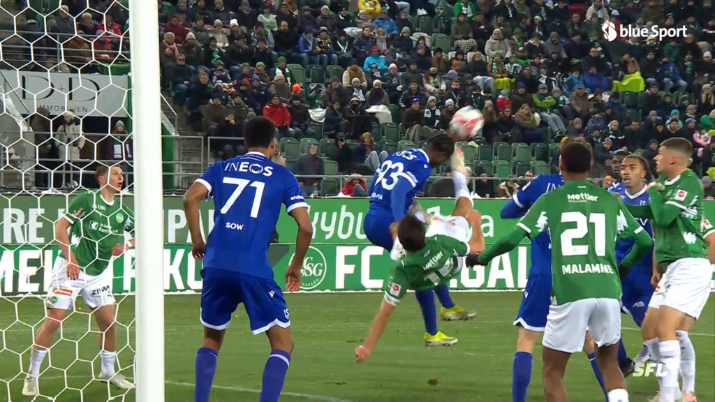 FCSG-Captain Görtler trifft bei Fallrückzieher Kopf statt Ball und sieht Rot