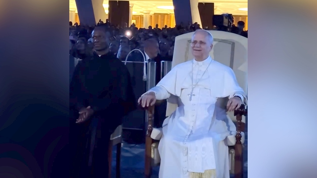 Papa Leone XIV invita Michael Bublé in Vaticano e... canta con lui!