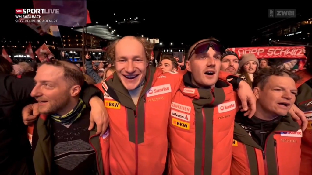 Frisuren-Wahnsinn bei Marco Odermatt und Co. an der Siegerehrung in Saalbach