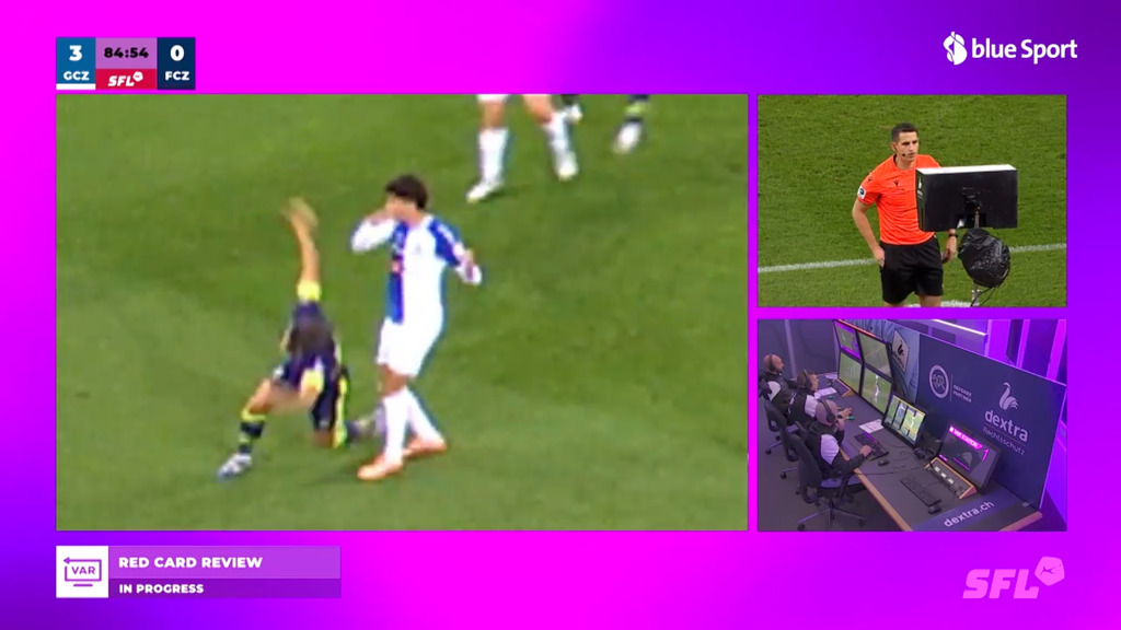 Für dieses Foul sieht GC-Spieler Luke Plange Rot