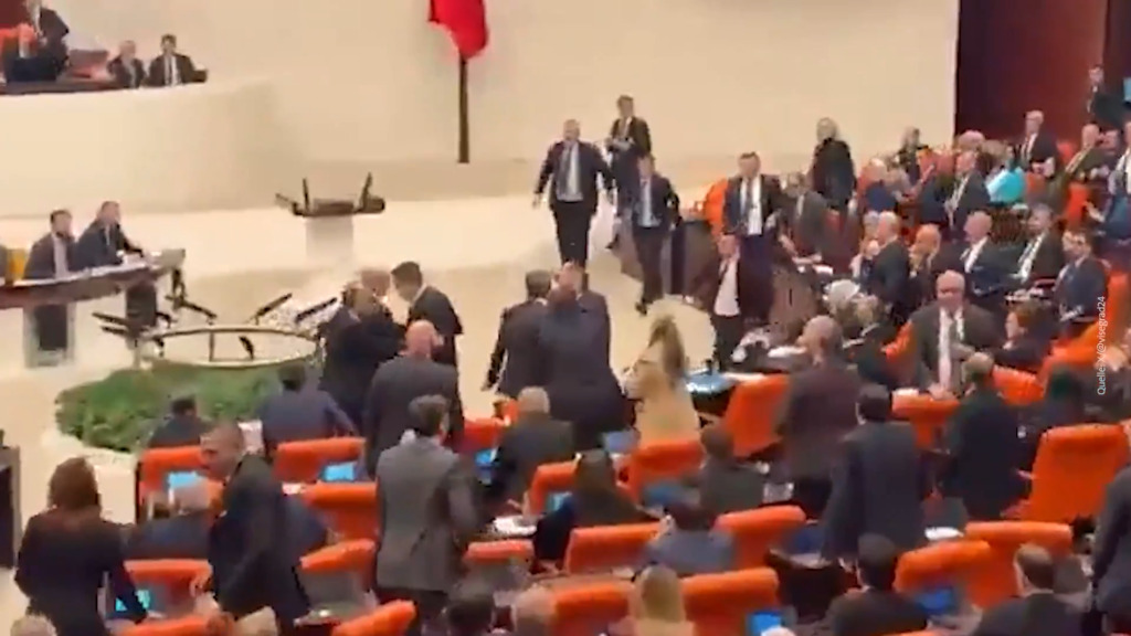 Schlägerei in türkischem Parlament