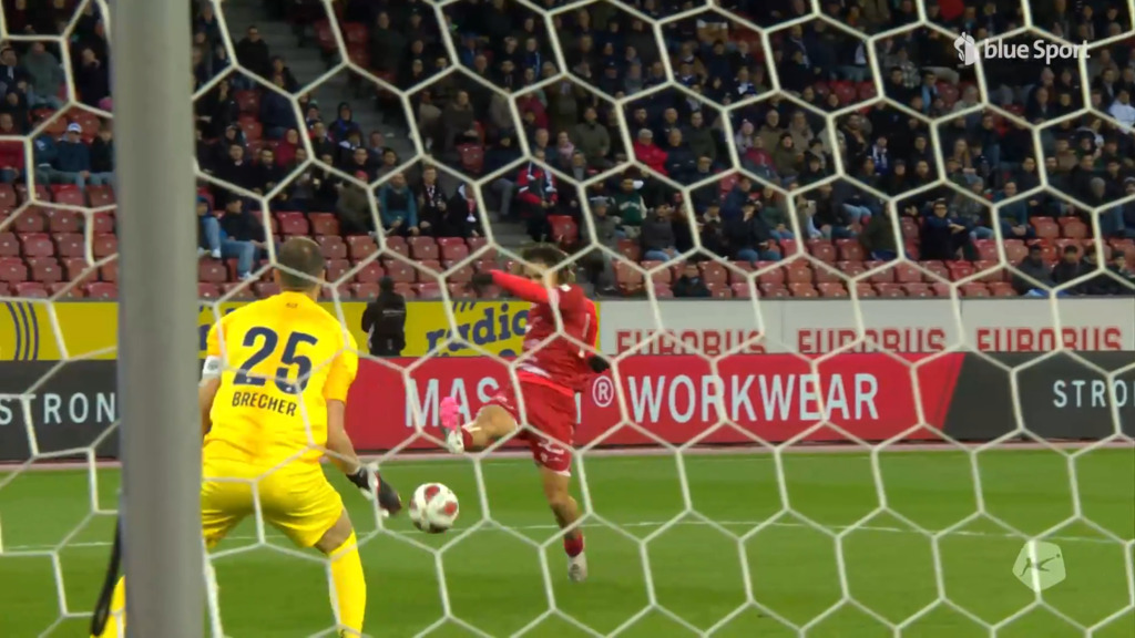 53. Minute: Burkart taucht alleine vor Brecher auf – der FCZ-Goalie pariert