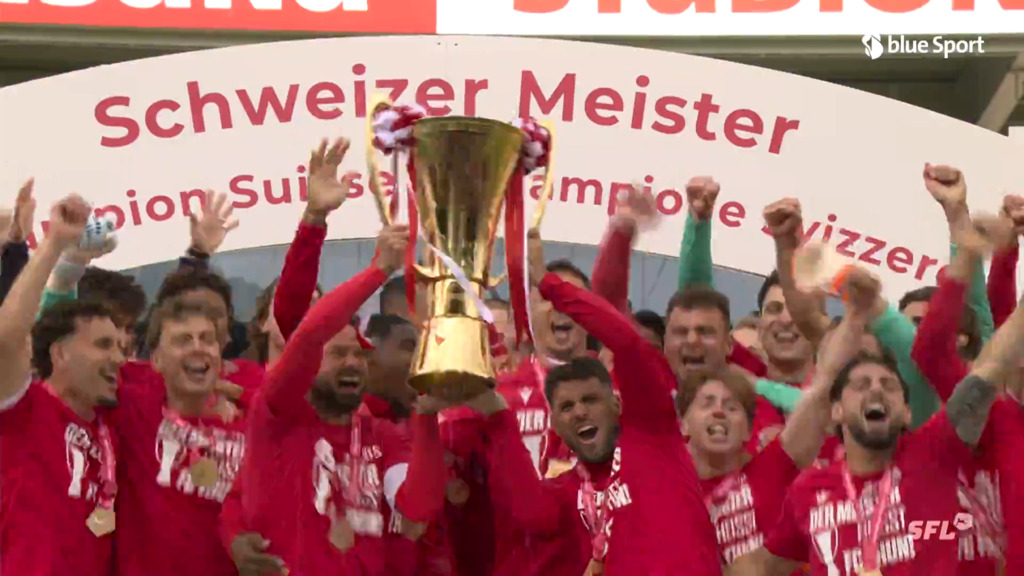 Hier bekommt der FC Thun den Meisterpokal überreicht