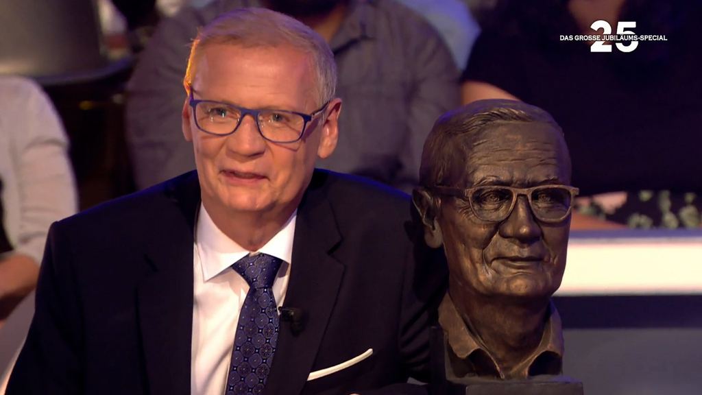 Jauch erhält skurrile Bronze-Büste: «Wir wollten ihnen ein Denkmal setzen»