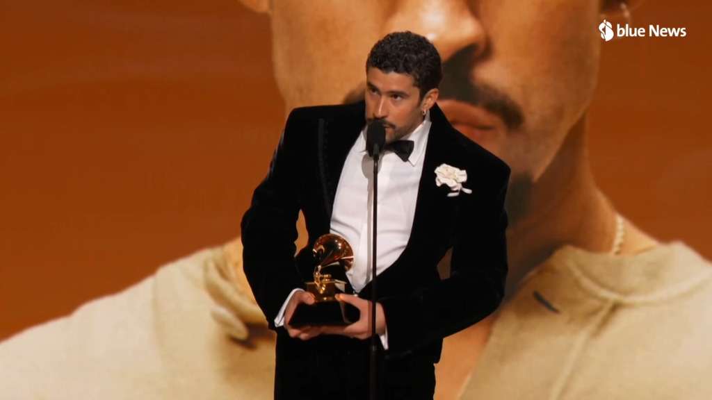 Grammy 2026: Bad Bunny critica la politica: «ICE vattene»