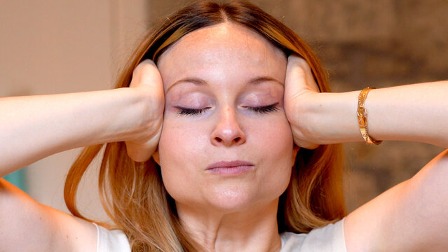 Faceyoga: So nimmst du dein Gesicht richtig in die Hand
