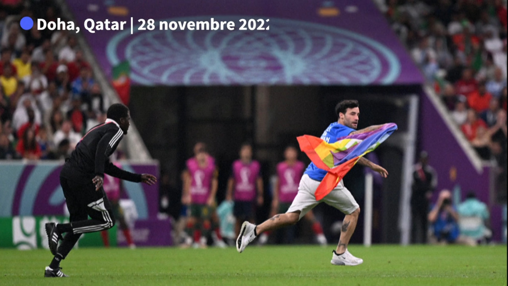 Qatar: un homme avec un drapeau arc-en-ciel sur la pelouse !