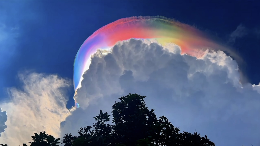 Seltenes Naturphänomen: Mysteriöse Regenbogen-Wolken  – sogar der Verkehr stockt