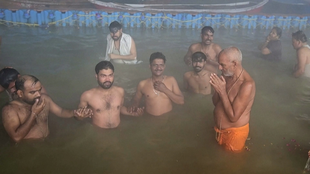 Hinduistisches Fest: Wer im Fluss eintaucht, wäscht seine Sünden ab