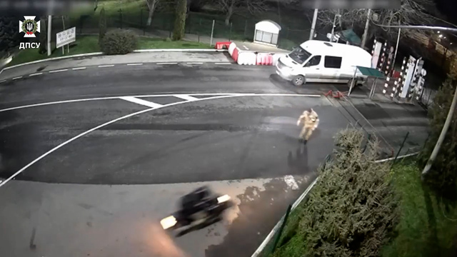 Video zeigt waghalsigen Fluchtversuch: Ukrainer will mit Motorrad Zollschranke durchbrechen
