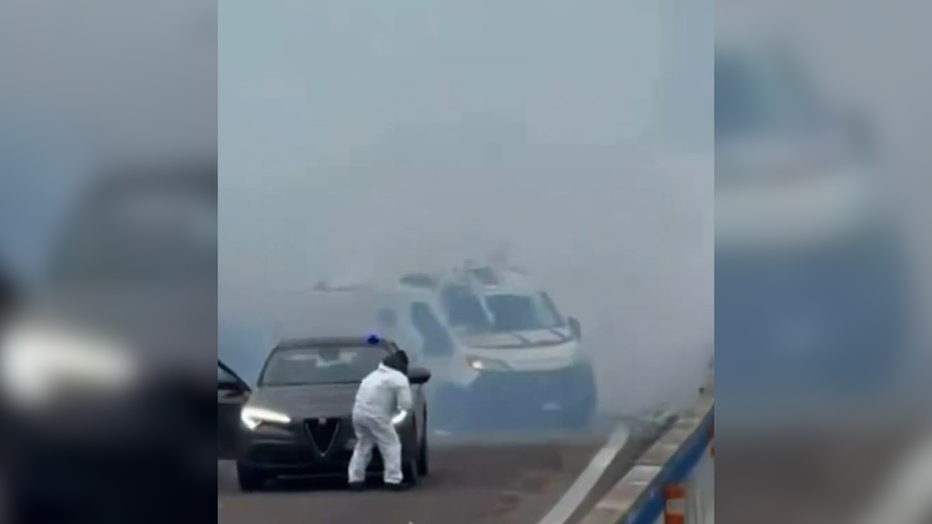 Irre Szene auf Autobahn in Italien: Vermummte überfallen Geldtransporter – dann eröffenen sie das Feuer