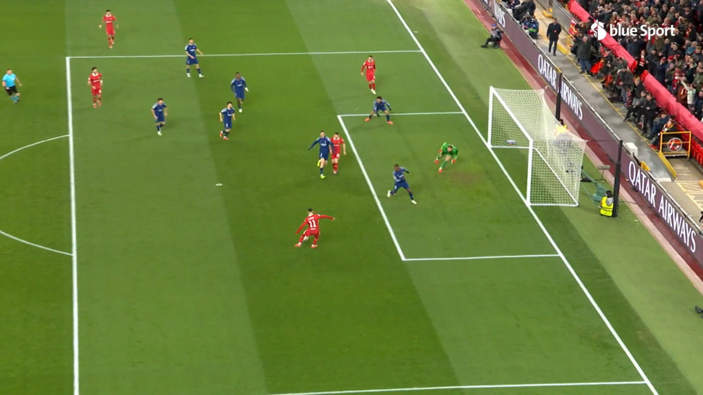 4. Minute: Mendes rettet gegen Salah auf der Linie