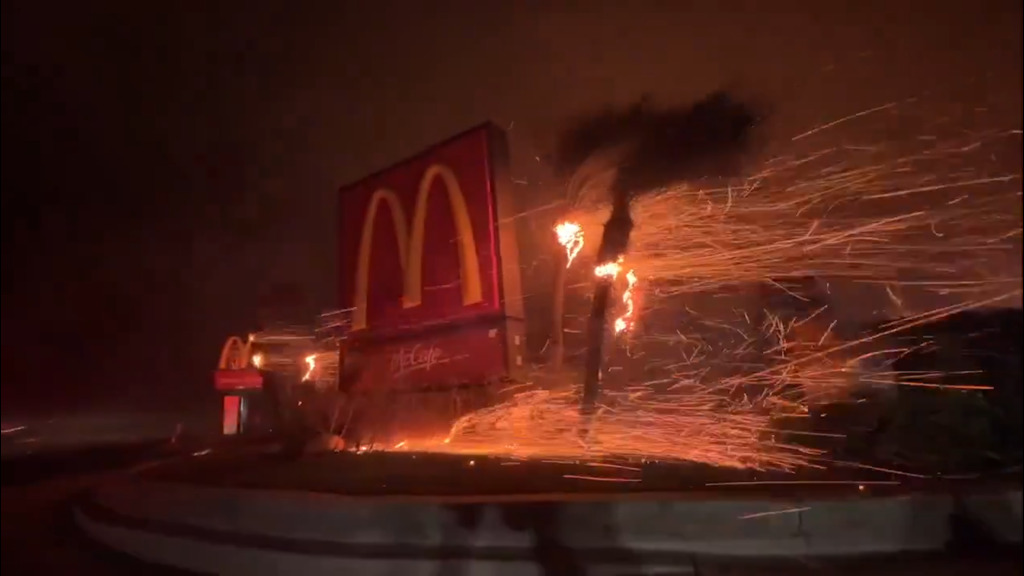 Starke Winde: Flammen in Los Angeles setzen McDonald's-Leuchttafel in Brand