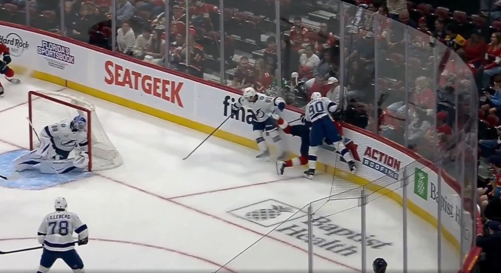 Nach diesem Brutalo-Check wird Moser für zwei Spiele gesperrt