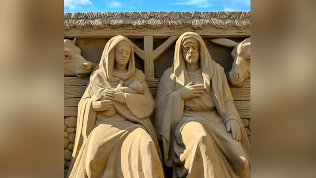 Sandiges Krippenspiel: Hier sonnen sich Joseph und Maria mit den drei Königen am Strand