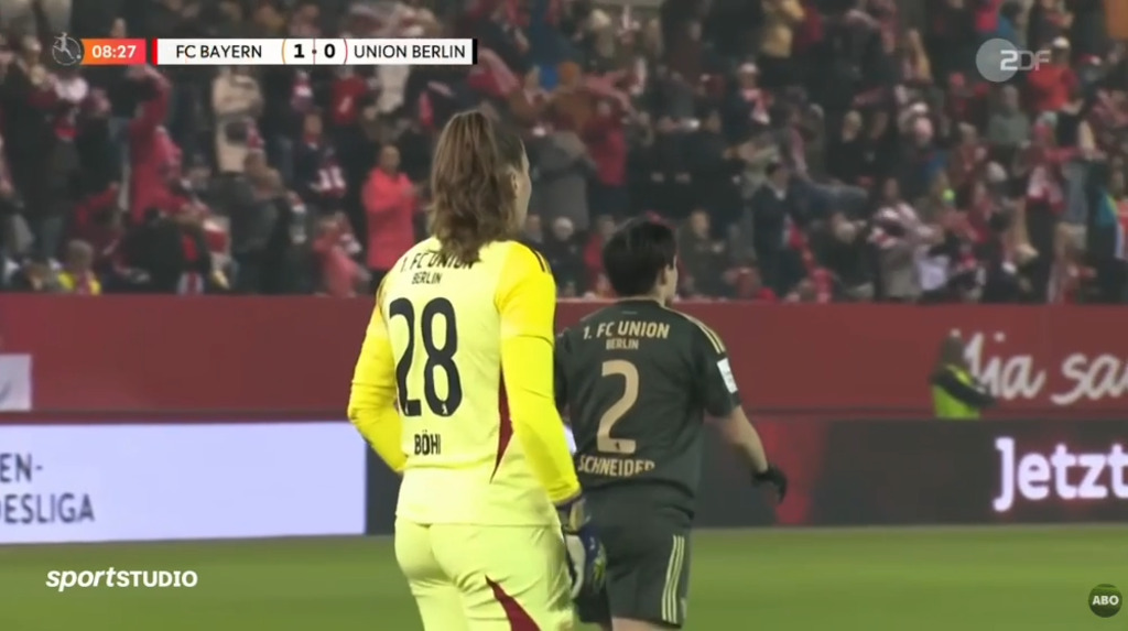 Böhi unterläuft ein grober Schnitzer bei ihrem Bundesliga-Debüt